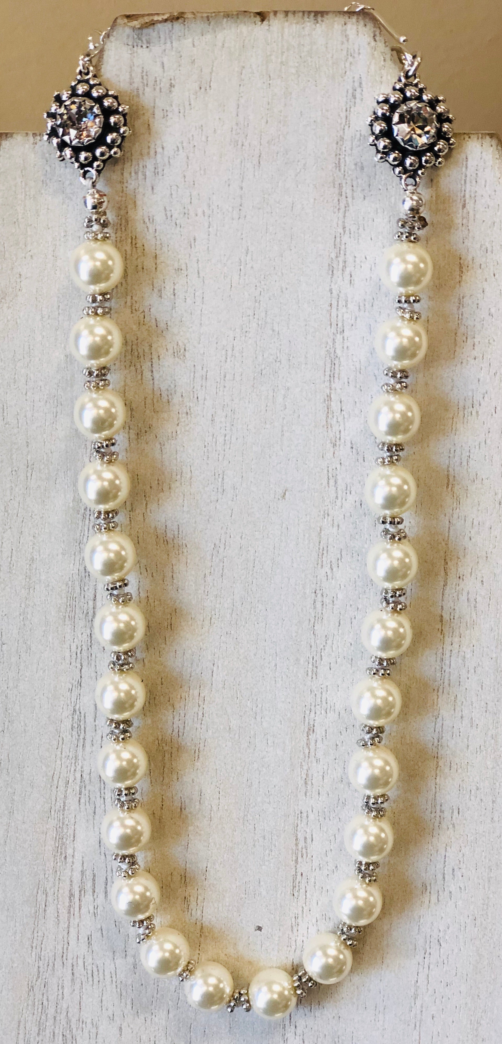 (New) Vivienne Knotted Pearl Choker